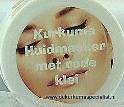 Kurkuma huidmasker met rode klei