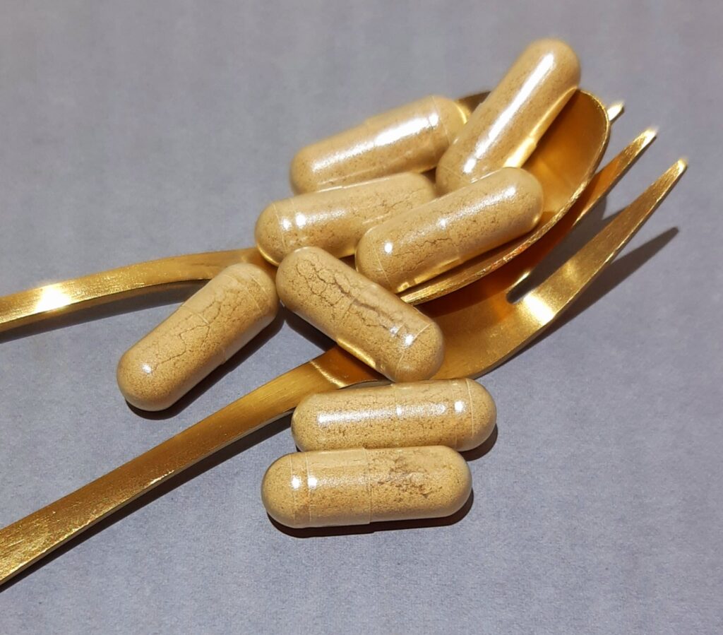 kurkuma capsules met gouden bestek