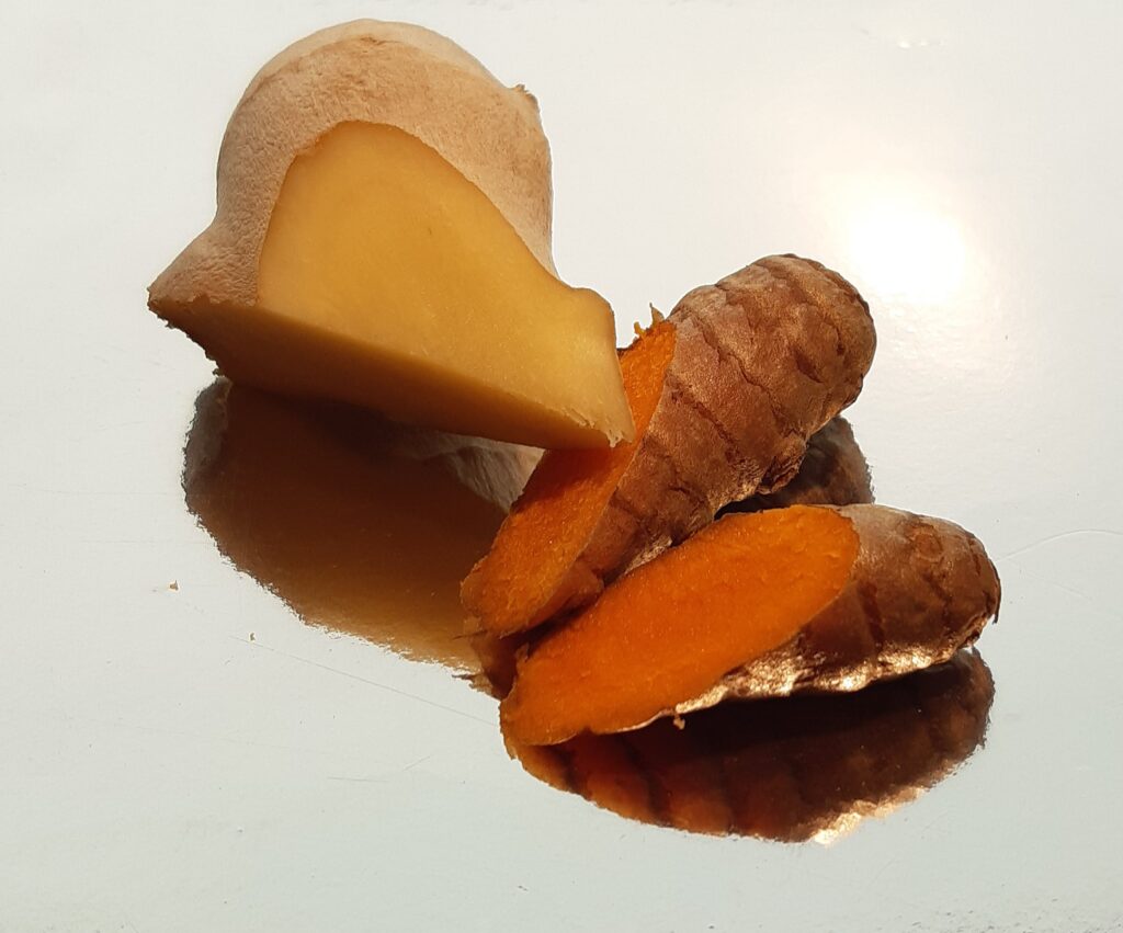 kurkuma wortel in een plasje gember