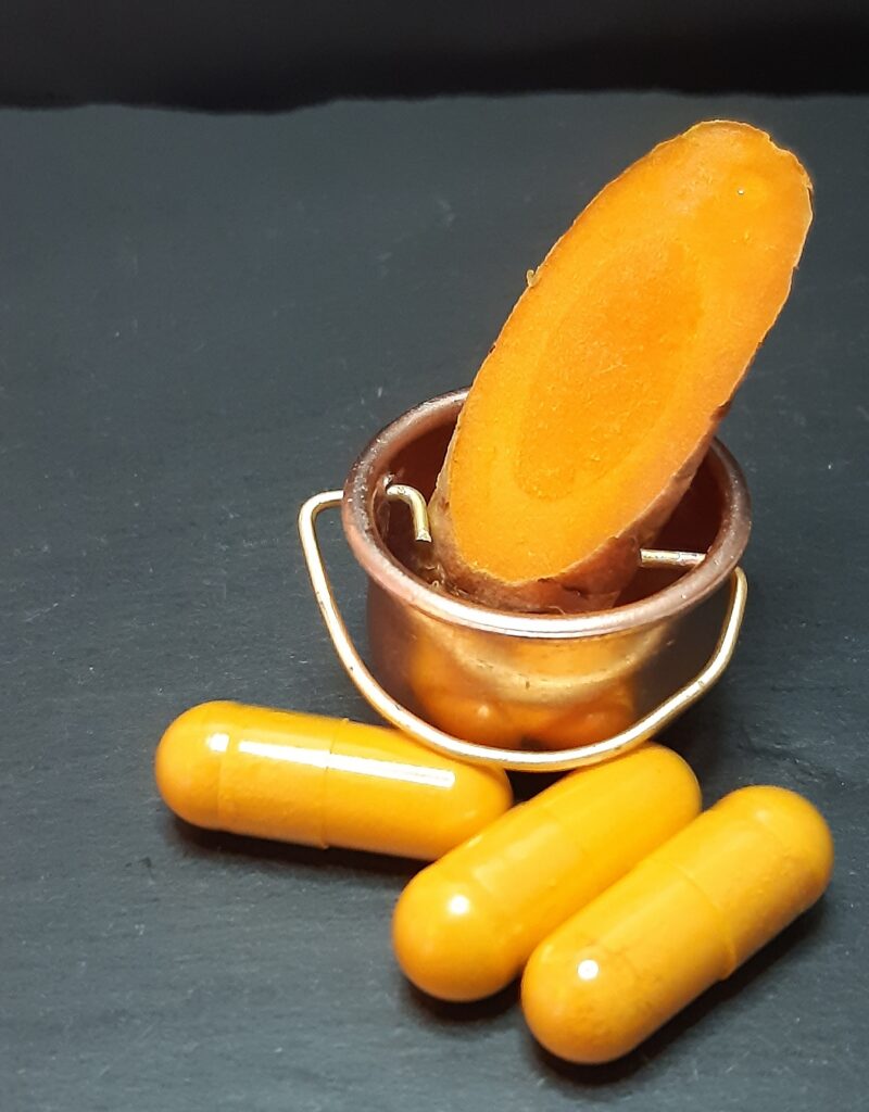 kurkumawortel met kurkuma capsules