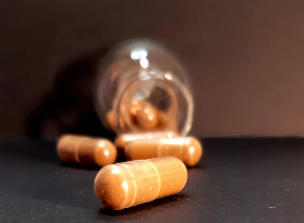 Kurkuma capsules in een glazen pot